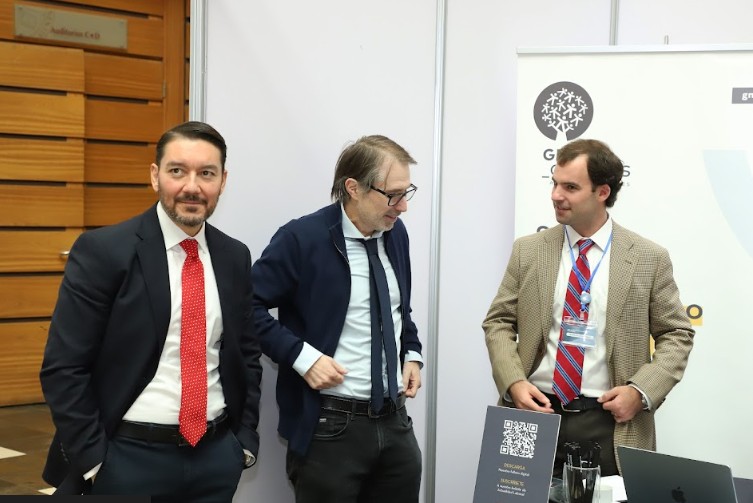 En la foto nuestro asociado senior, Guillermo Amunátegui junto al decano Alejandro Miranda y el profesor y director del Depto de Derecho Laboral, Alfredo Sierra.