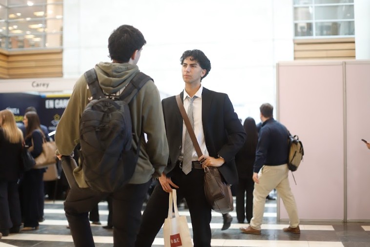 Egresados y alumnos de diferentes años de la carrera participaron activamente en la Feria Laboral.