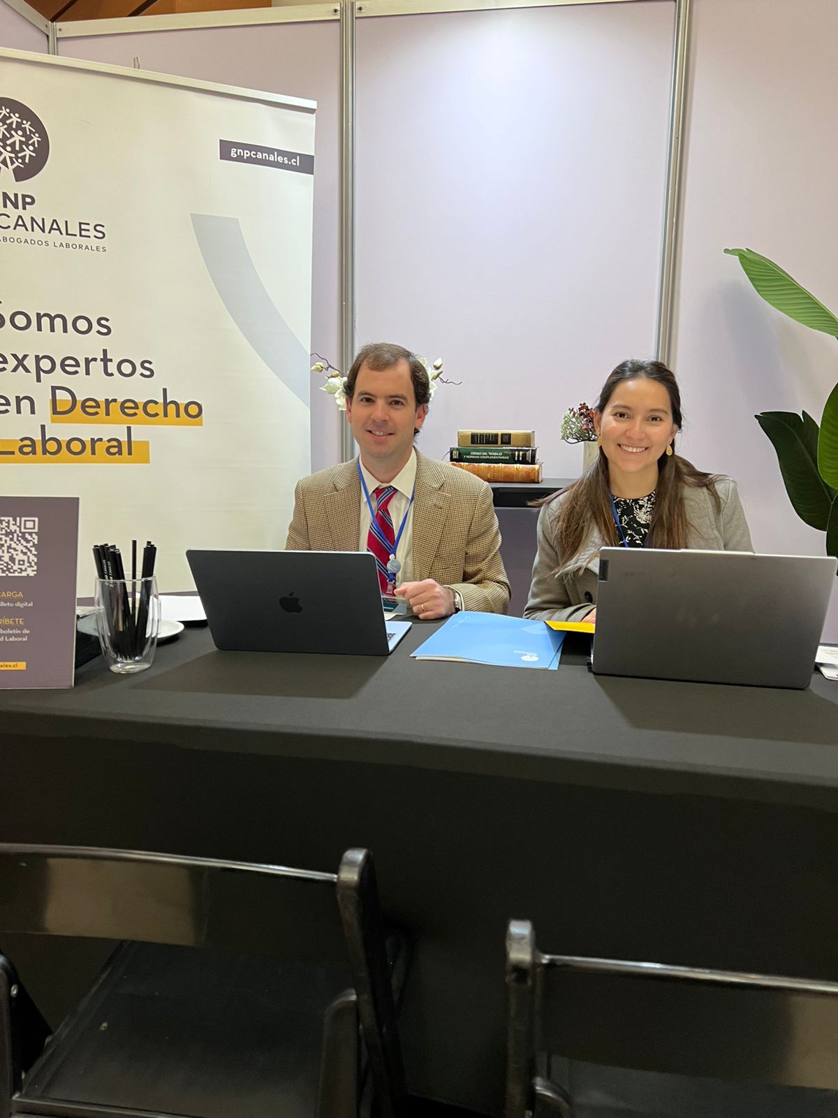 Guillermo Amunátegui, asociado senior junto a Florencia Muñoz, asociada en el stand de GNP_Canales.