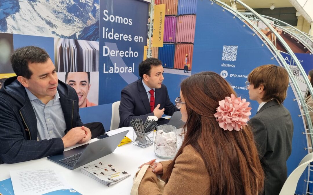GNP_Canales participa en ferias laborales de Derecho de la Universidad de Chile y la UAI